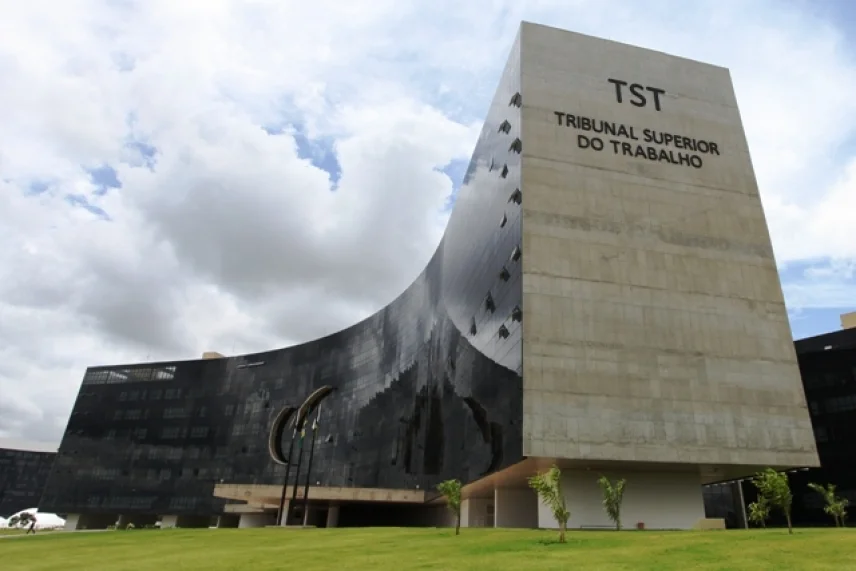 TST barra cláusula que excluía aposentado por invalidez do plano de saúde da empresa
